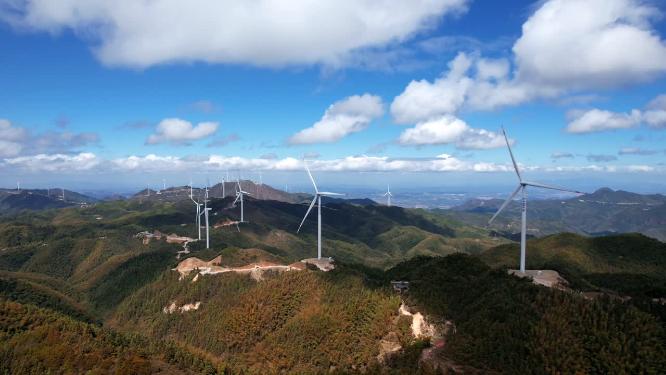 4K航拍湖南郴州仰天湖大草原高山风车蓝天白云