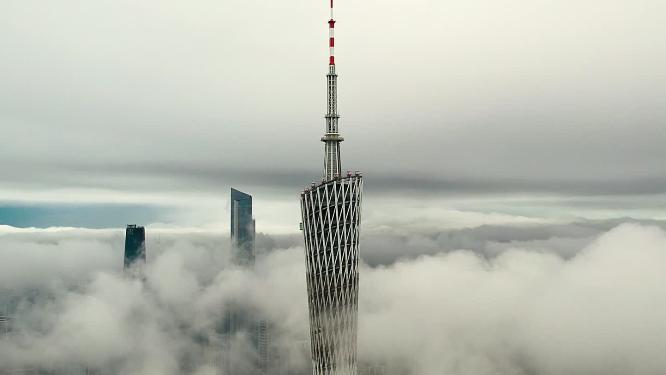 高空航拍近景平流雾中的天空之城