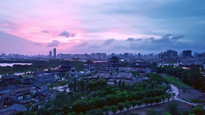 夕阳下的都市与古建筑