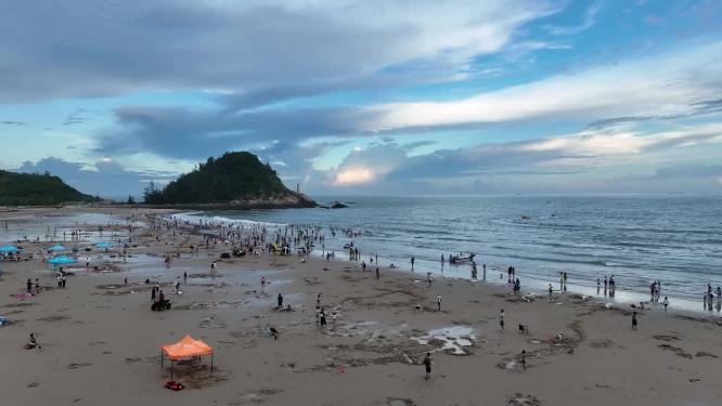 海浪拍打沙滩