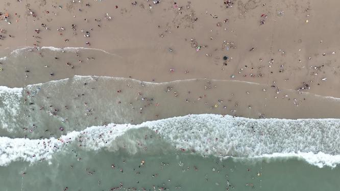 海浪拍打沙滩