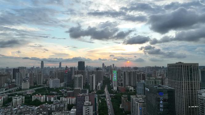城市上空的日落