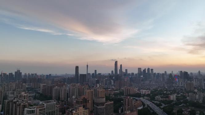 城市上空的日落
