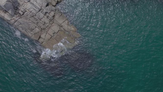 山东威海海浪击打海岸礁石升格实拍空境视频素材