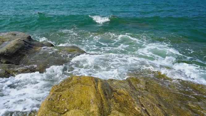 山东威海海浪击打海岸礁石升格实拍空境视频素材