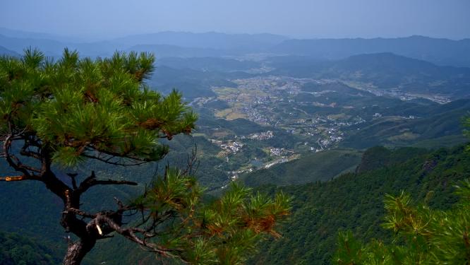 江西萍乡武功山松树与城镇情绪空境素材