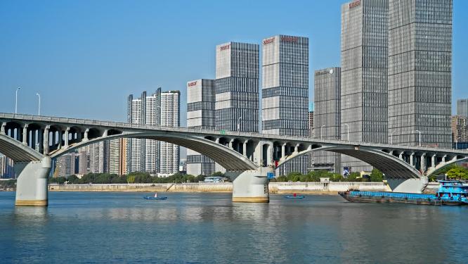 湖南长沙橘子洲大桥和过往轮船实拍素材