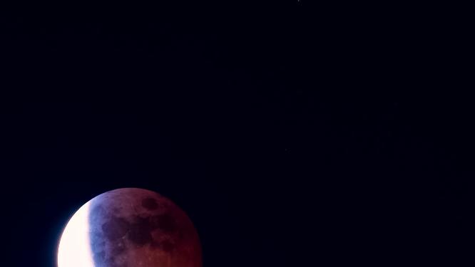 湖南长沙月全食红月亮血月月掩天王星延时摄影
