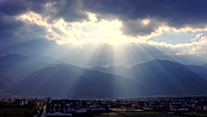 云南大理苍山下丁达尔光线照射的民族特色村庄