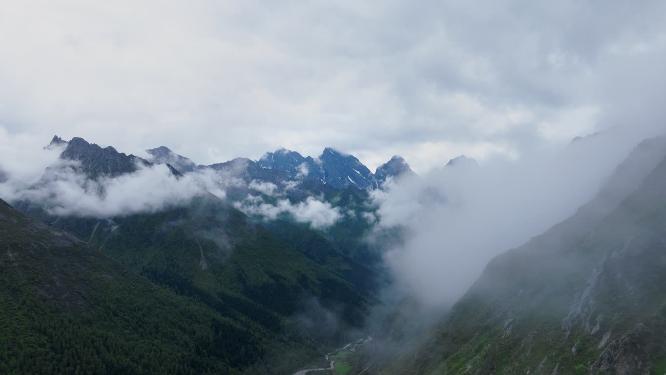 川西自然风光山谷云雾雪山实拍航拍大气唯美视频