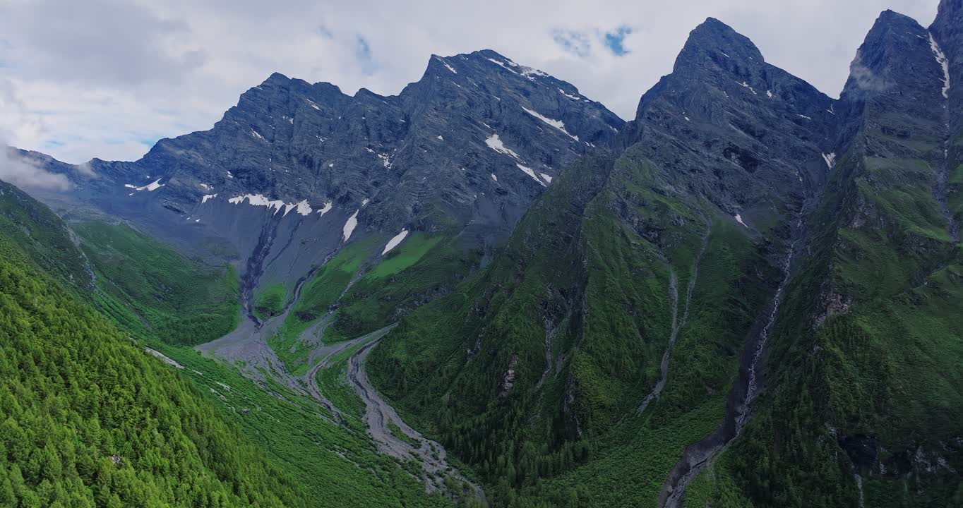 川西自然风光山谷云雾雪山实拍航拍大气唯美视频