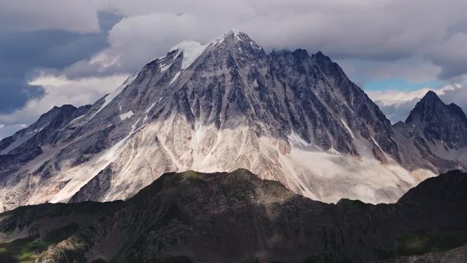 川西雅拉雪山壮观大气自然风光航拍