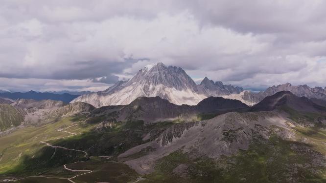 川西雅拉雪山壮观大气自然风光航拍