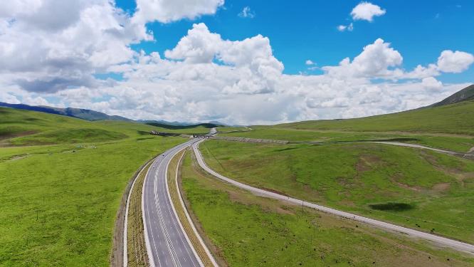 西藏那曲雪山草原之间青藏高原铁路公路三路并行航拍