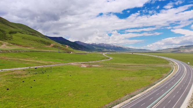 西藏那曲雪山草原之间青藏高原铁路公路三路并行航拍