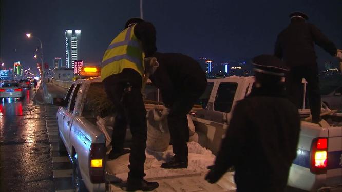 冰灾抗冰抢险铲雪镜头