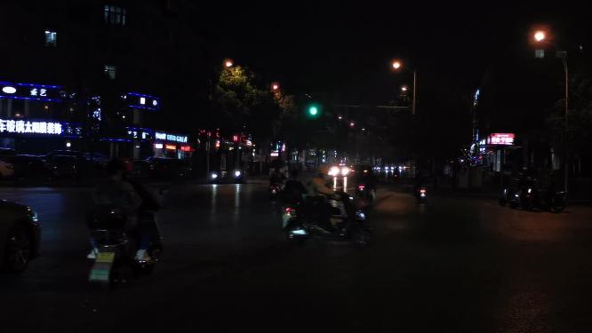 夜晚十字路口车流