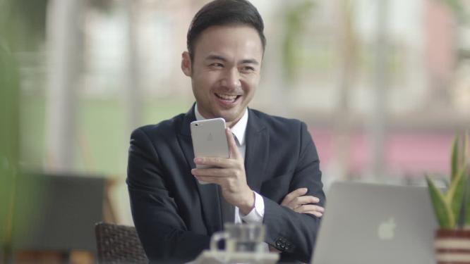男人看手机