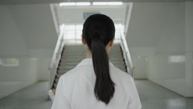 多个人物背影意境