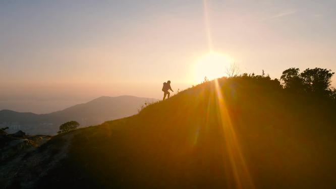 夕阳下登山