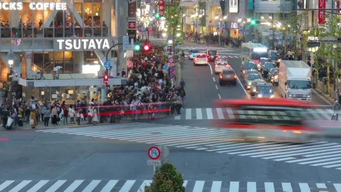 夜晚十字路口人流交通延时