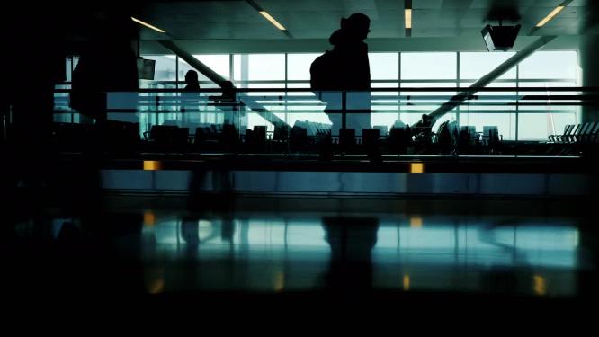 机场航站楼乘客的剪影