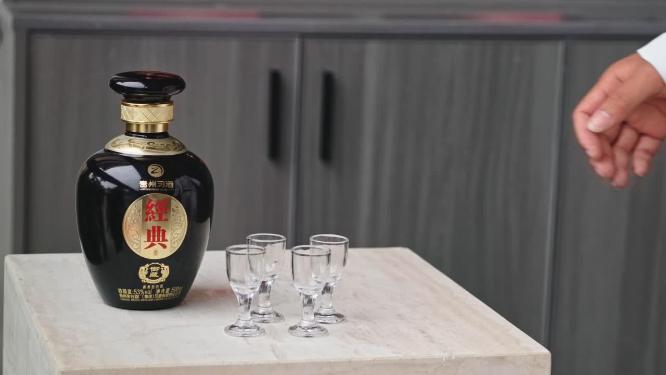 4k升格拍摄倒白酒品酒