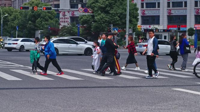 4k实拍城市斑马线行人行走升格