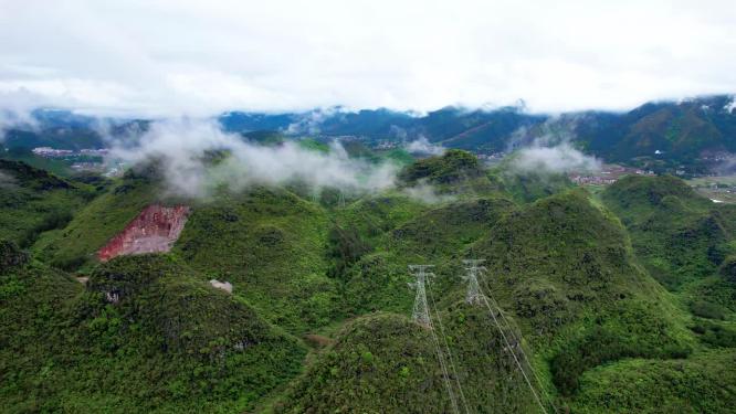 4k航拍大山里的中国南方电网电塔