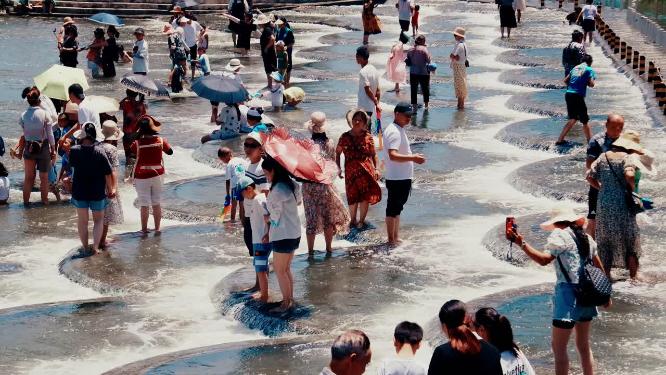 4k实拍夏天大人小孩戏水