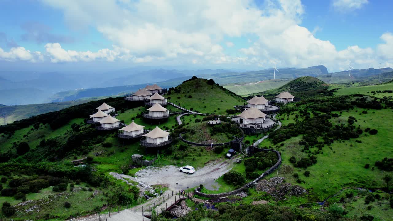 4k航拍乌蒙大草原露营帐篷基地