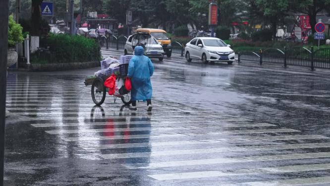 4k实拍雨中小贩