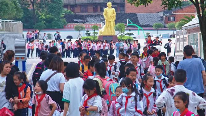 4k实拍小学生放学