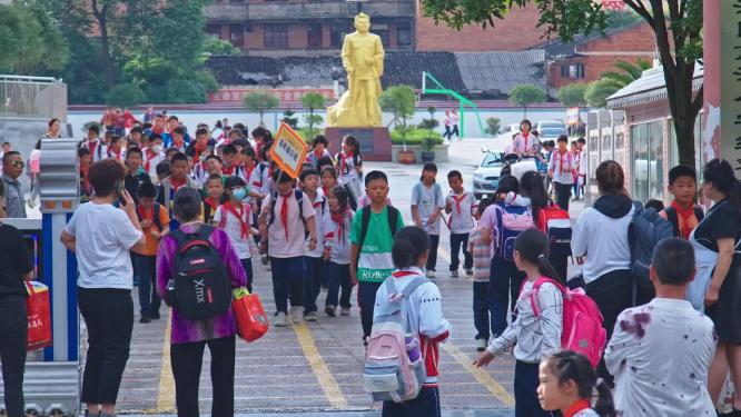 4k实拍小学生放学
