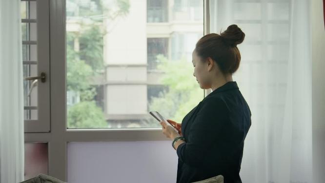 4k实拍升格女性打电话接电话