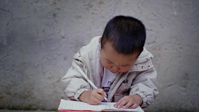 4k实拍幼儿园小朋友练习写字写作业