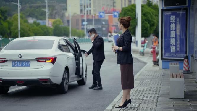 4k实拍职场女强人公交站台滴滴打车