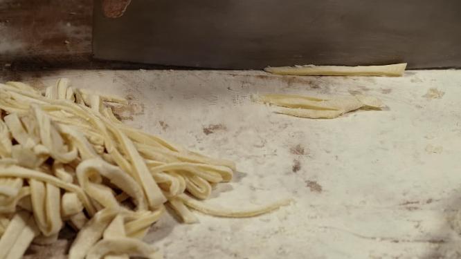 4k实拍美食面粉面条