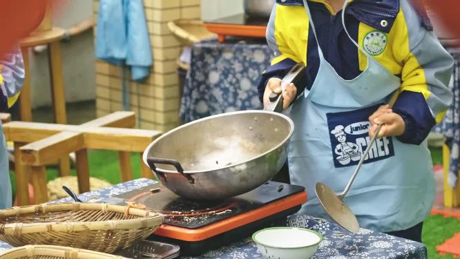 4k实拍幼儿园小朋友学厨