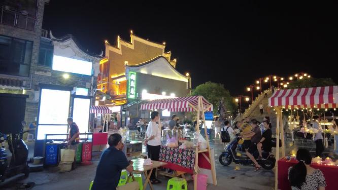 郴州裕后街石拱桥桥头摊位游客观景人群灯光夜景
