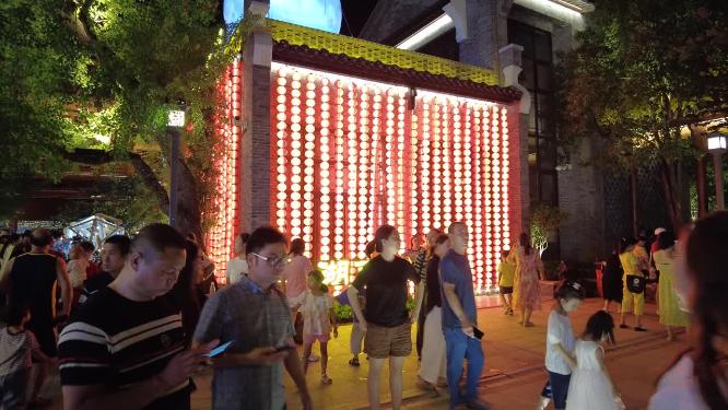 郴州长卷非遗文化街夜游灯笼人群游客