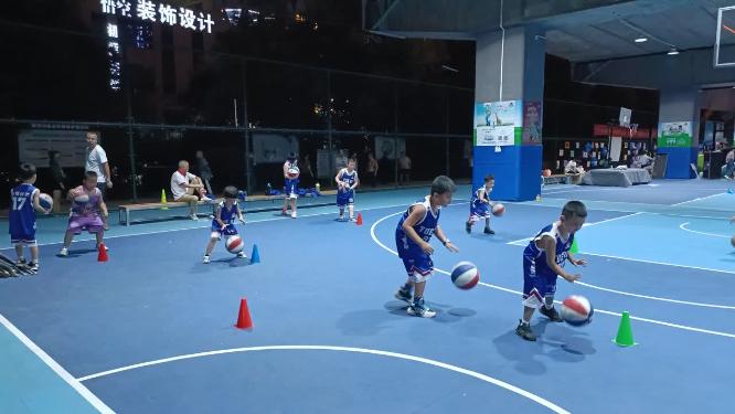 教练小学生小朋友篮球场运球联系训练