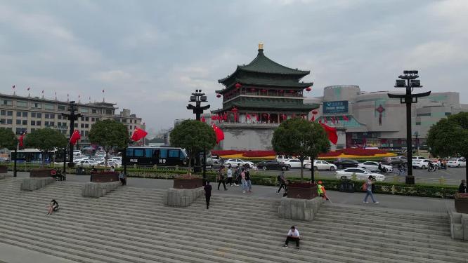 国庆西安钟楼红绸飘扬风光