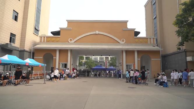 大学开学新生开学返校报道实拍