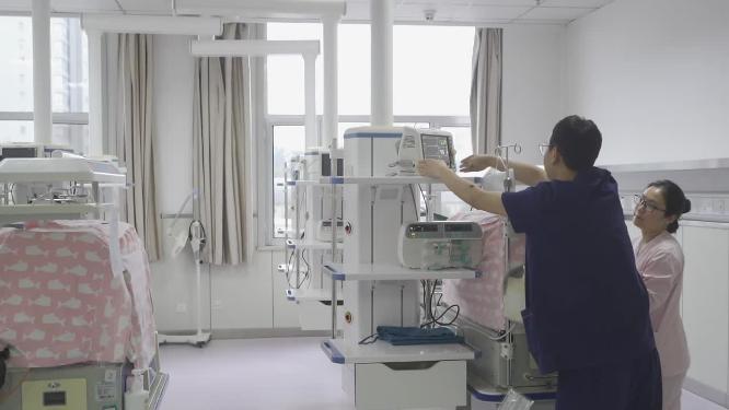 医院产科医生给新生儿妈妈叮嘱护理产房镜头 
