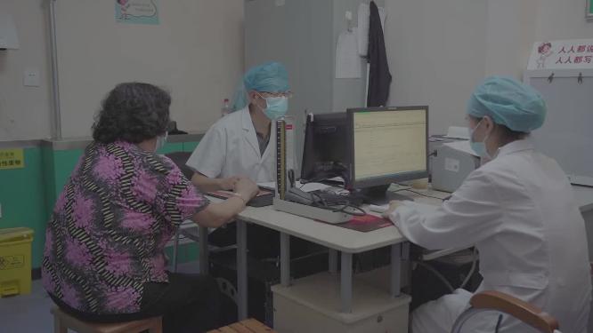 社区医院大夫给老人做检查工作日常