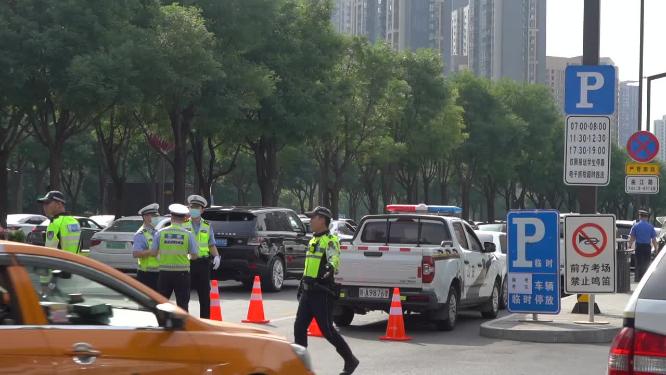 2022年全国高考西安高考考生走进考场