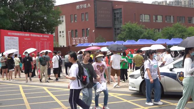 2022年全国高考西安高考考生走进考场