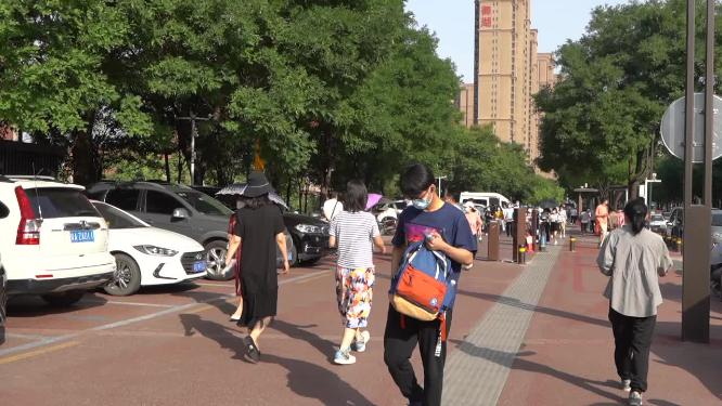 2022年全国高考西安高考考生走进考场