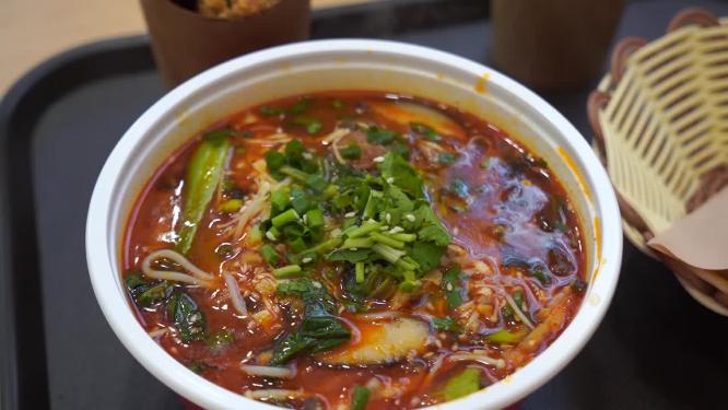 特色美食骨汤米线鱼肉夹馍
